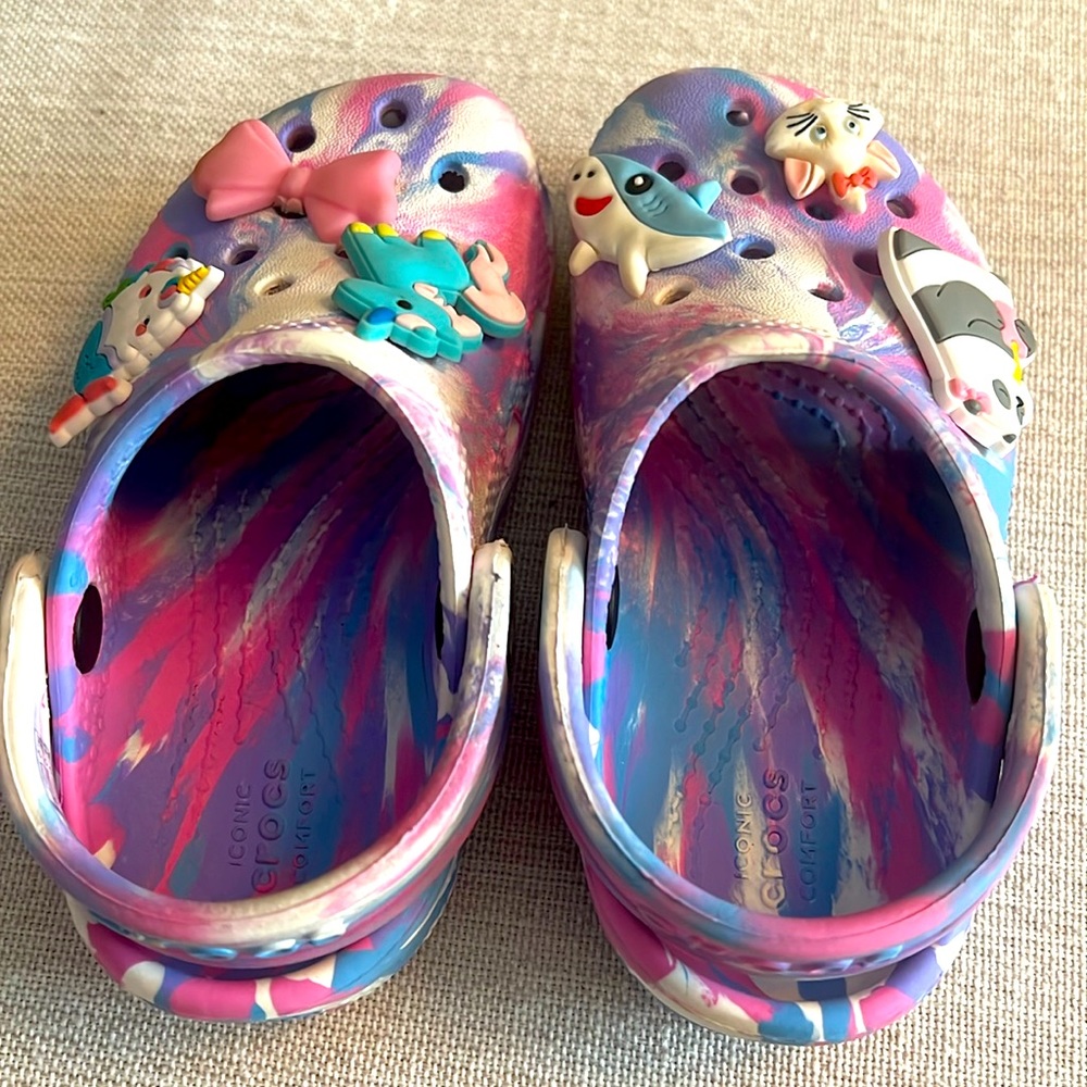 Classic marbled crocs